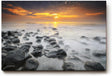 Sinus Art Wandbild 120x80cm Ruhiges Küstenmotiv mit Felsen im Wasser und goldenem Sonnenuntergang