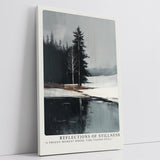 Paul Sinus Leinwandbild 80x120cm Spiegel der Stille – Minimalistische Winterlandschaft mit ruhigem Wasser, monochromer Farbe