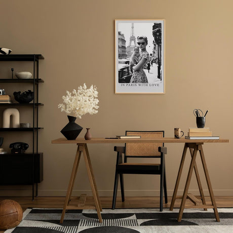 Paul Sinus Leinwandbild 80x120cm Stilvolle Pariser Eleganz – Vintage Schwarz-Weiß-Porträt einer Frau mit Katze vor dem Eiffelturm