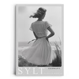 Paul Sinus Leinwandbild 80x120cm Sylt Germany Leinwandbild elegante Frau am Strand in Schwarz-Weiß nostalgische Küstenromantik und zeitlose Ästhetik