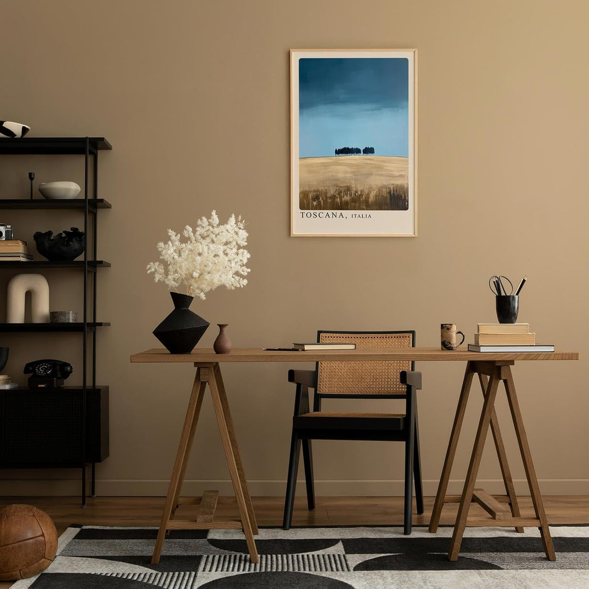 Paul Sinus Leinwandbild 80x120cm Toscana Minimalismus – Weite Landschaft mit sanften Feldern und charakteristischer Baumreihe unter klarem Himmel