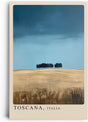 Paul Sinus Leinwandbild 80x120cm Toscana Minimalismus – Weite Landschaft mit sanften Feldern und charakteristischer Baumreihe unter klarem Himmel