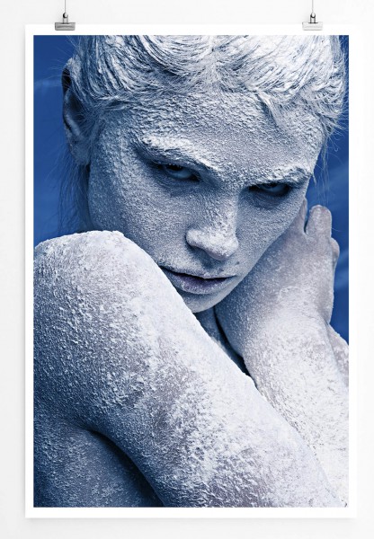 60x90cm Künstlerische Fotografie Poster Ein mit Schnee bedecktes Mädchen