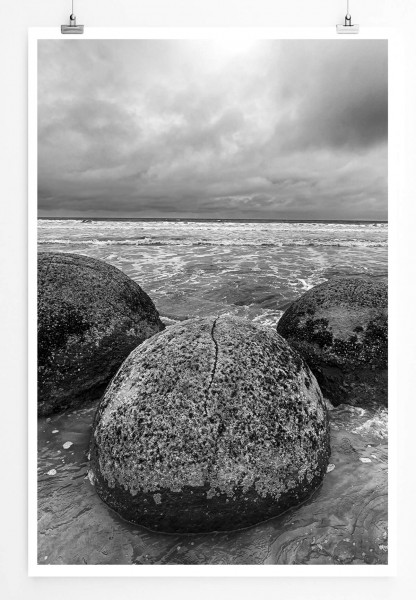 Landschaftsfotografie 60x90cm Poster Felsen am Strand Neuseeland schwarz weiß