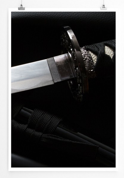 Japanisches Schwert mit schwarzem Hintergrund 60x90cm Poster