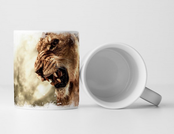 Tasse Geschenk Tierfotografie – Brüllende Löwin vor grauem Himmel