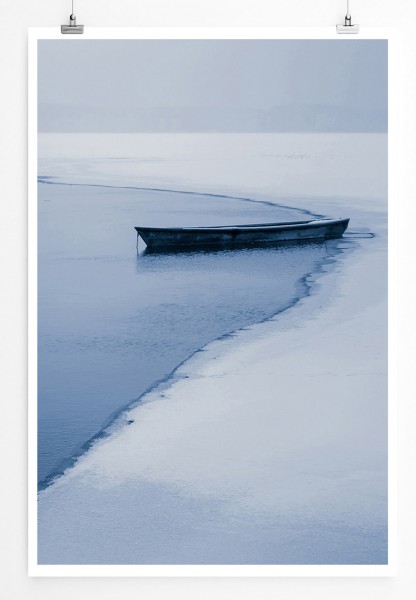60x90cm Landschaftsfotografie Poster Einsames Boot am eingefrorenen See
