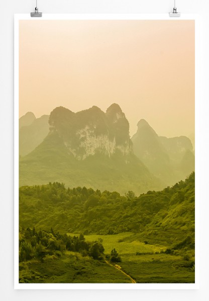90x60cm Poster Grüne Wiese vor bewachsenen Berg