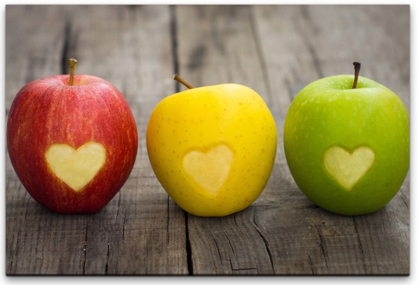 Äpfel auf Holztisch Wandbild in verschiedenen Größen