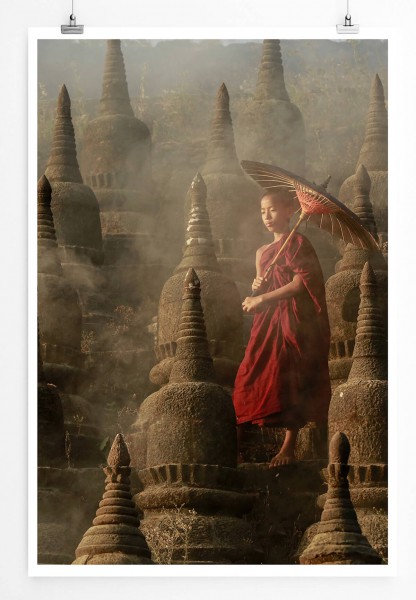 60x90cm Poster Künstlerische Fotografie  Buddhistischer Novize vor Pagoden