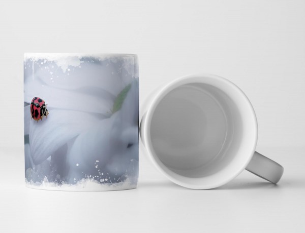Tasse Geschenk Marienkäfer auf weißer Blüte