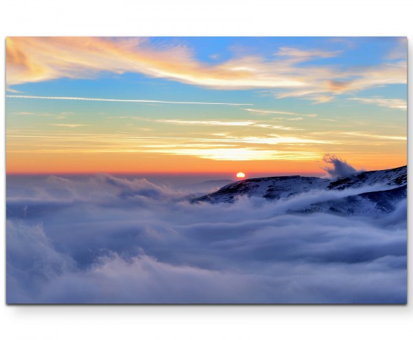 Wolkenverhangenes Tal bei Sonnenuntergang - Leinwandbild