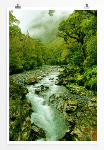 60x90cm Landschaftsfotografie Poster Grünes Flussbett im Dschungel
