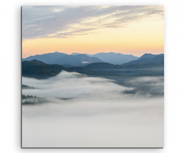 Landschaftsfotografie – Nebel im Gebirge bei Sonnenaufgang auf Leinwand
