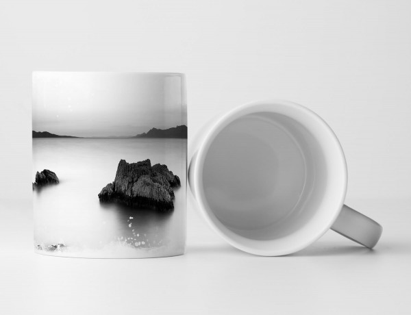 Tasse Geschenk Naturfotografie in Schwarz weiß - Nebel über einem See