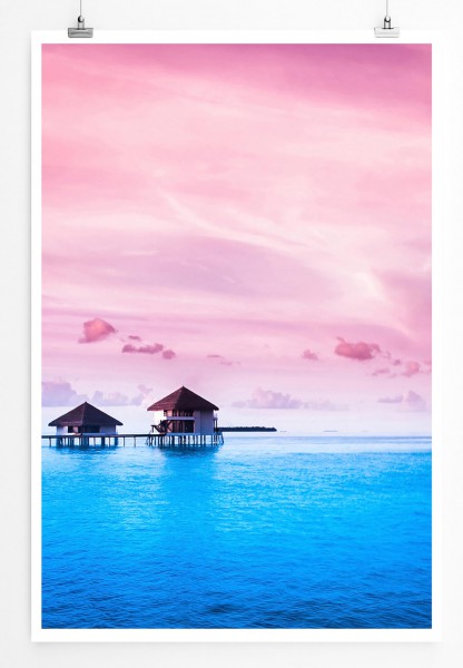 Künstlerische Fotografie 60x90cm Poster Drei Bungalows im Meer bei rosa Himmel