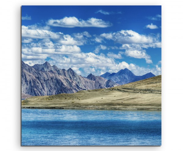 Landschaftsfotografie – Berge am Pangong Tso See, Tibet auf Leinwand