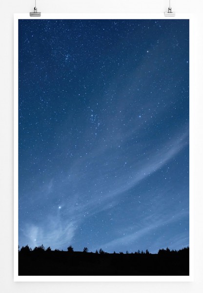 60x90cm Landschaftsfotografie Poster Riesiger Sternenhimmel über Baumreihe