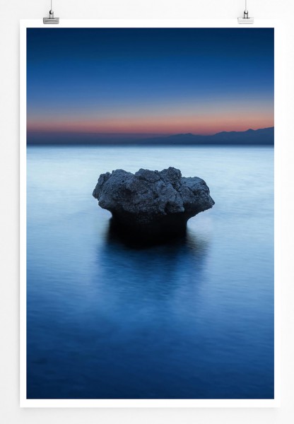 Landschaftsfotografie 60x90cm Poster Einsamer Fels im ruhigen Meer