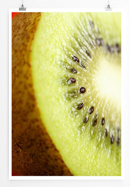 60x90cm Poster Food-Fotografie  Saftige Kiwi vor rotem Hintergrund