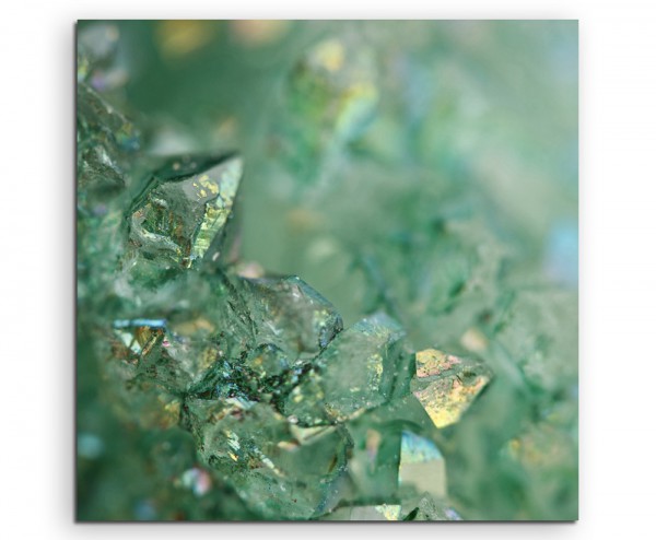 Naturfotografie – Funkelnde grüne Kristalle auf Leinwand