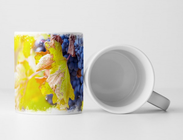 Tasse Geschenk Naturfotografie – Blaue Weintrauben mit gelben Blättern