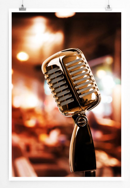Künstlerische Fotografie  Retro Mikrofon vor einem Café 60x90cm Poster