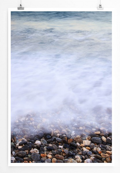 60x90cm Poster Naturfotografie  Strand mit bunten Kieselsteinen