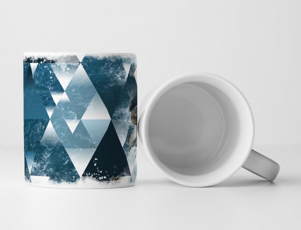 Tasse Geschenk Digitale Grafik – Abstraktes Meer mit geometrischen Dreiecken
