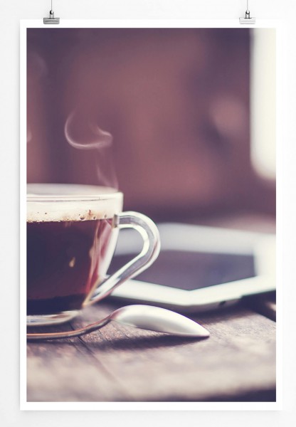 Food-Fotografie 60x90cm Poster Dampfender Kaffeebecher mit Tablet