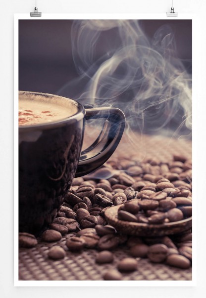 Food-Fotografie 60x90cm Poster Dampfender Kaffeebecher mit Kaffeebohnen