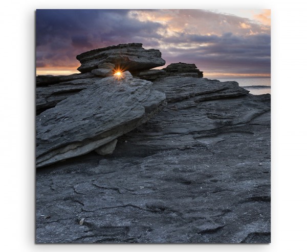 Landschaftsfotografie – Felsen am Meer mit Sonnenstrahlen auf Leinwand
