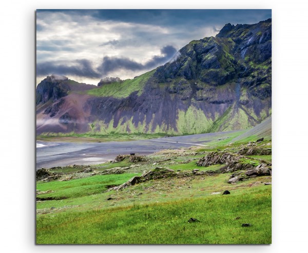 Landschaftsfotografie – Vulkanlandschaft mit See, Island auf Leinwand