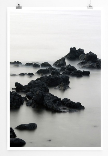 Schwarze Felsen im Meer 60x90cm Poster