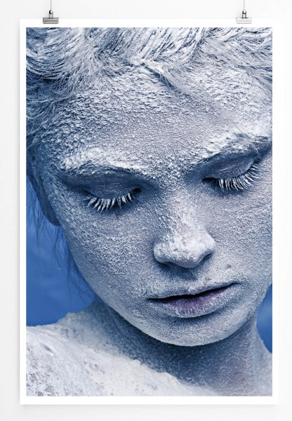 60x90cm Künstlerische Fotografie Poster Porträt eines mit Schnee bedeckten Mädchens