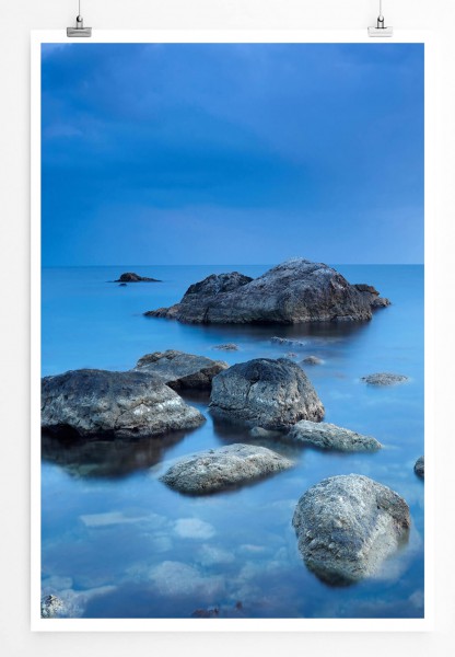 60x90cm Landschaftsfotografie Poster Felsen in blauer Landschaft