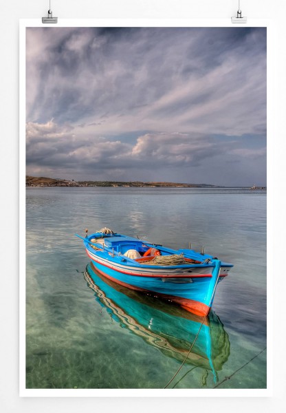 60x90cm Künstlerische Fotografie Poster Türkises Boot im grauen Meer