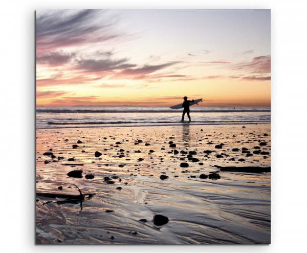 Landschaftsfotografie – Surfer bei Sonnenaufgang auf Leinwand