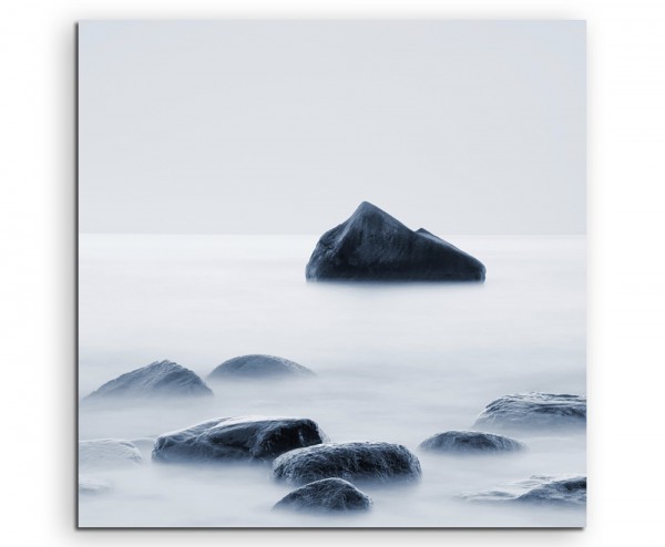 Landschaftsfotografie – Schwarze Felsen im Nebelmeer auf Leinwand