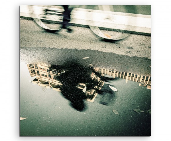Künstlerische Fotografie – Fahrradspiegelung in Pfütze auf Leinwand