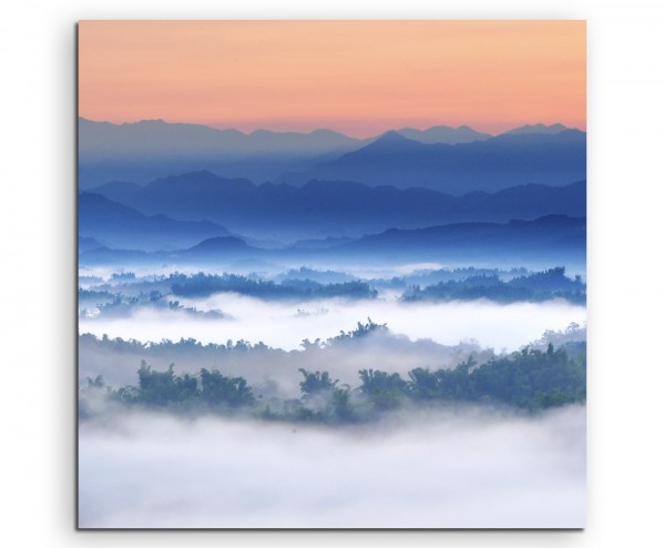 Landschaftsfotografie – Nebliger Sonnenuntergang im Tal auf Leinwand