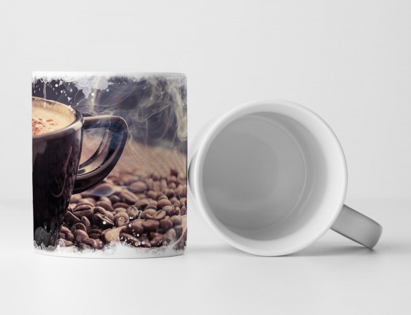 Tasse Geschenk Food-Fotografie – Dampfender Kaffeebecher mit Kaffeebohnen