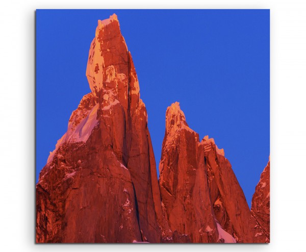 Landschaftsfotografie – Rote Felsen, Verro Torre, Argentinien auf Leinwand